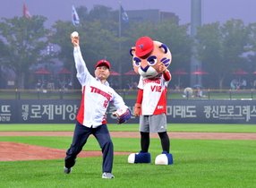 [NSP PHOTO]권오봉 여수시장, 프로야구 시구하며 동동북축제 홍보