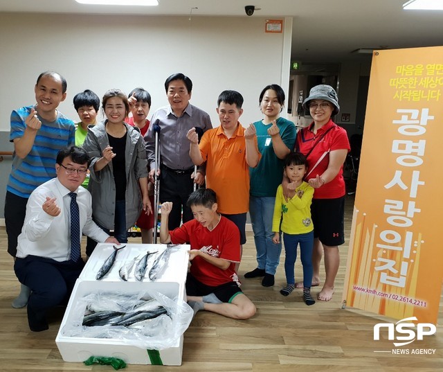 NSP통신-사랑의짜장차 김후남 회장(좌측에서 세번째) 및 회원들과 광명 사랑의 집 관계자들. (박승봉 기자)