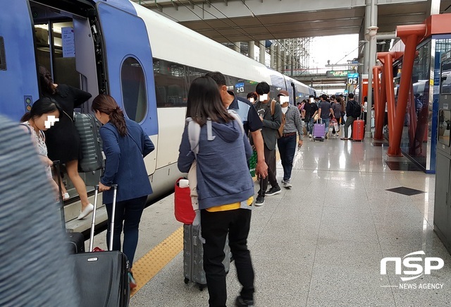 NSP통신-경기 광명시 KTX광명역에서 귀향객들이 열차에 오르고 있다. (박승봉 기자)