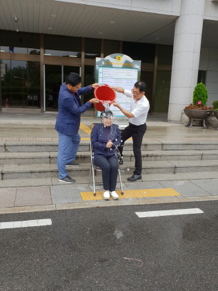 NSP통신-천영미 경기도의회 제1교육위원장이 루게릭병 환우들을 위한 아이스버킷 챌린지에 동참하고 있다. (경기도의회)