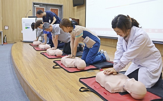 NSP통신-▲순천향대천안병원이 지난 26일 교직원들을 대상으로 심폐소생술 교육을 실시했다. (순천향대천안병원)