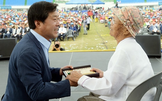 NSP통신-▲논산시가 다음달 2일 제22회 노인의 날 행사를 개최한다(지난해 장면). (논산시)