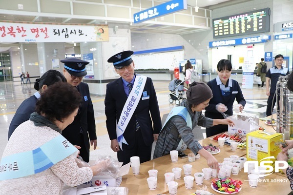 NSP통신-떡과 다과를 귀성객에게 대접하고 다양한 고객행사를 펼쳤다 (코레일)