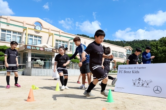 NSP통신-FC 어린이 벤츠 축구교실에 참여한 창원 구산 초등학교 학생들이 전문 강사진의 지도하에 다양한 축구 기술을 배우고 있다. (메르세데스 벤츠)