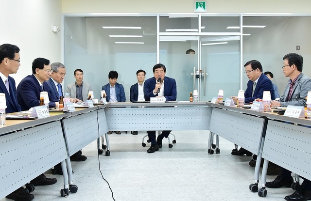 NSP통신-윤화섭 안산시장(중앙)과 관내 대학 및 창업 관련 기관 관계자들이 간담회를 하고 있다. (안산시)