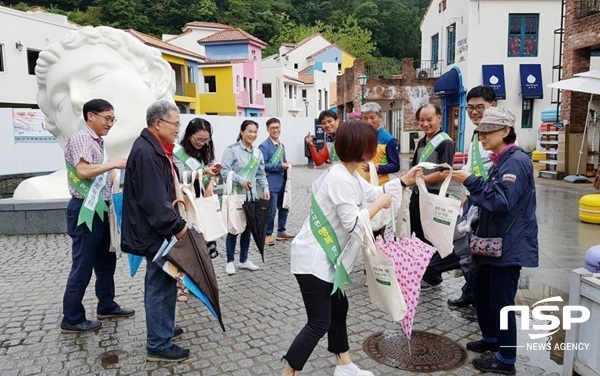 NSP통신-담양군이 최근 추석명절을 맞아 고향을 찾은 귀성객 등을 대상으로 귀농‧귀촌홍보 활동을 하고 있다. (담양군)