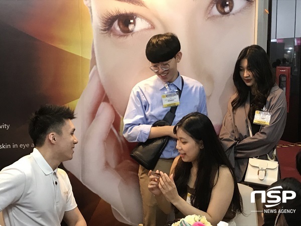 NSP통신-태국 비욘드 박람회에서 직접 바이어 상담 체험을 하고 있는 학생들. (대구한의대학교)