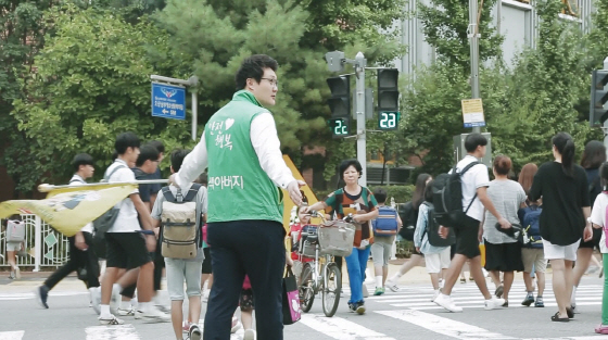 NSP통신-장인수 오산시의회 의장이 교통봉사를 하고 있다. (오산시의회)