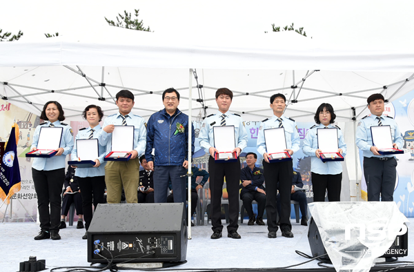 NSP통신-경주시자율방범연합회 3대반칙근절 결의대회 및 어울림한마당 유공자 포상 단체사진. (경주시)