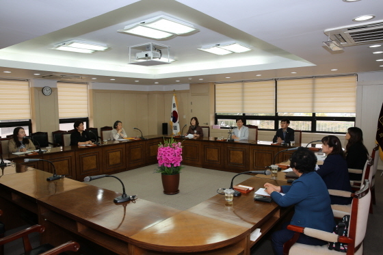 NSP통신-1일 군포시의회 문화강좌실에서 성평등한 군포만들기 연구모임 관계자들이 기획회의를 진행하고 있다. (군포시의회)