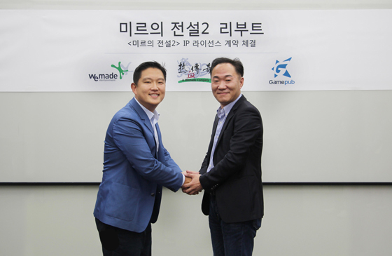 NSP통신-미르의전설2 IP 라이선스 계약 체결 현장에서 게임펍 조성태 전무(우), 전기아이피 서원일 전무가 악수 하고 있다. (게임펍)