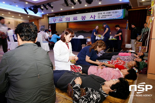 NSP통신-한국원자력환경공단이 경주동인내과와 공동으로 지난 2일 방폐장 주변지역인 경주시 양북면 복지회관에서 의료봉사활동을 하고 있다. (원자력환경공단)