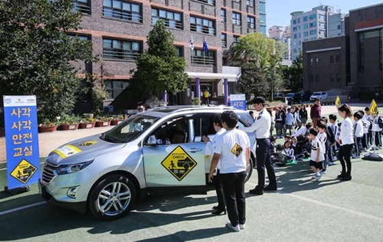 NSP통신-서울지방경찰청 담당 경찰관과 세이프키즈 안전강사가 유석초등학교에서 1학년 학생들에게 교통안전교육을 실시하고 있다 (쉐보레)