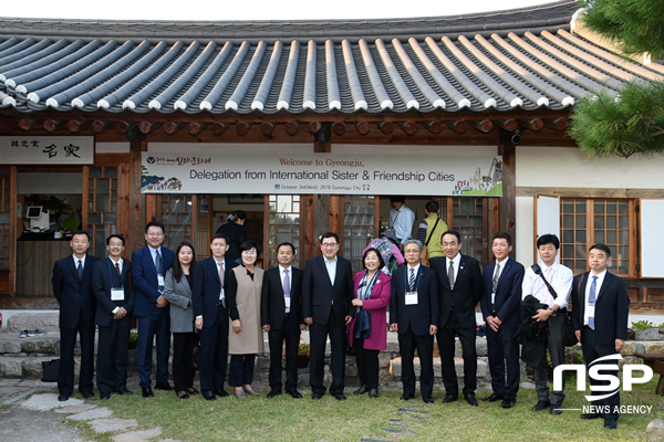 NSP통신-경주시 해외자매 우호도시 관계자와 주낙영 경주시장이 환영만찬장에서 기념촬영을 하고 있다. (경주시)