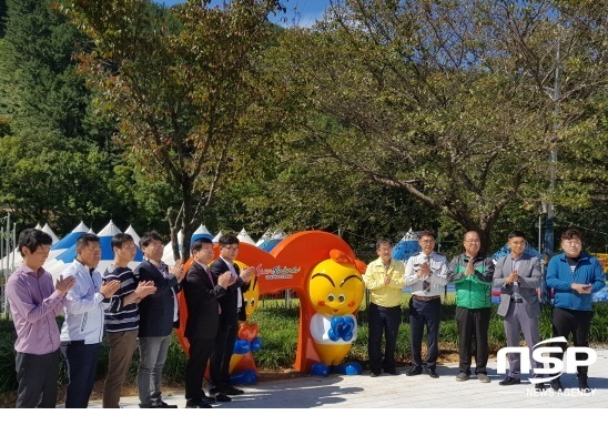 NSP통신-광양읍청년회에서 지난 2일 광양읍 서천변 일원에서 광양시 상징 캐릭터 해아 포토존 완공식 개최 후 기념 촬영을 하고있다. (사진 = 정상명 기자)