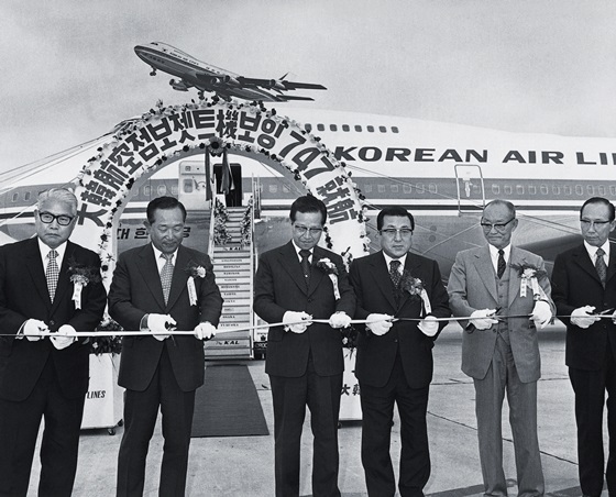 NSP통신-사진은 1973년 5월 16일, 보잉 747점보기의 태평양 노선 취항식에서 한진그룹 조중훈(왼쪽 네번째) 창업주가 정∙재계 인사들과 함께 테이프 커팅을 하는 모습. (대한항공)