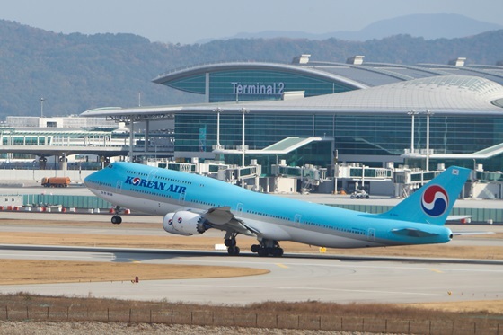 NSP통신-사진은 보잉747-8i가 인천공항 제2여객터미널을 배경으로 이륙하는 모습. (대한항공)