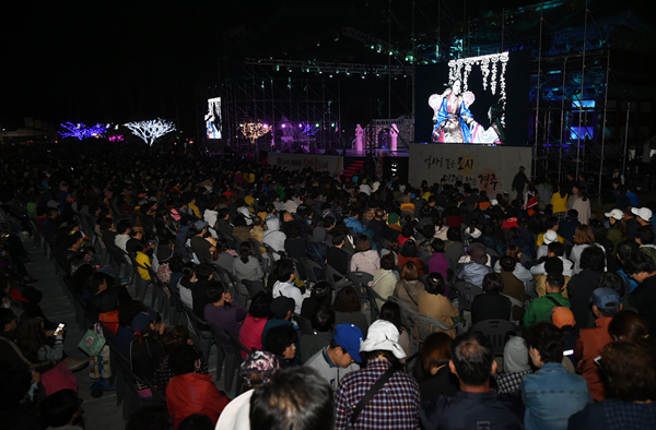 NSP통신-경주 제46회 신라문화재 개막식에 구름관중이 운집해 있다. (경주시)