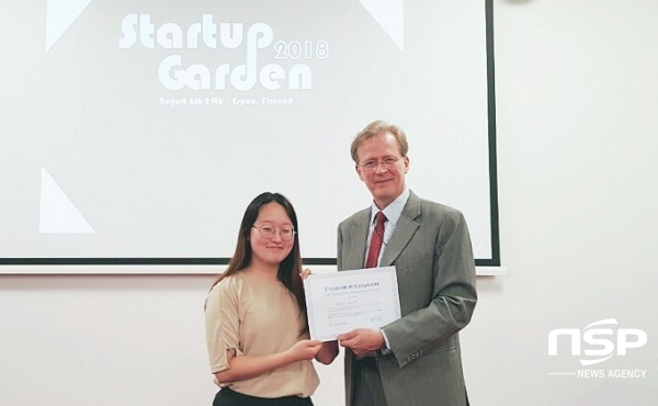 NSP통신-지명진 학생(왼쪽)이 Startup Garden 2018 총괄 책임자인 티모 나이버그(Timo Nyberg) 교수(오른쪽)와 함 함께 기념촬영을 하고 있다. (경일대학교)