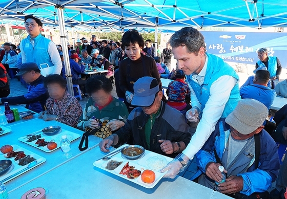 NSP통신-한국지엠 협신회 무료급식 봉사 (한국지엠)