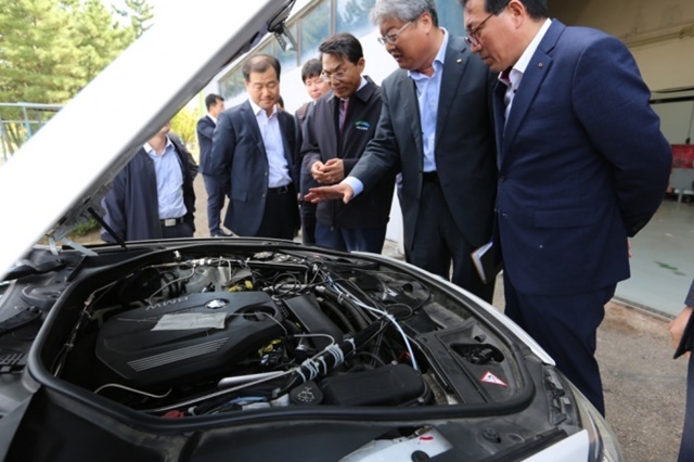 NSP통신-김정렬 차관(오른쪽에서 세 번째)이 자동차안전연구원 조사 현장을 점검하고 있다.