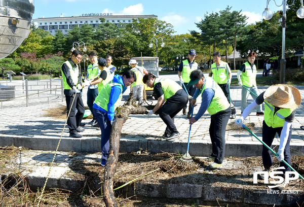 NSP통신-7일 경북관광공사 임직원들이 태풍으로 인한 피해 복구를 위해 보문호에서 부유물을 제거하고 있다. (경북관광공사)