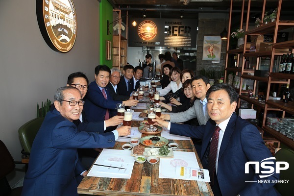 NSP통신-청도맥주 오픈행사에서 축배를 들고 있다. (청도군)