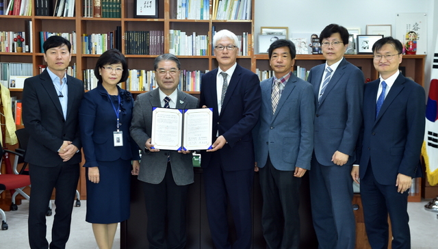 NSP통신-10일 이재정 경기도교육감(왼쪽 세번째)이 한국교원대학교와 혁신교육 전공 대학원 과정 운영을 위한 업무협약 체결 후 관계자들과 기념촬영을 하고 있다. (경기도교육청)