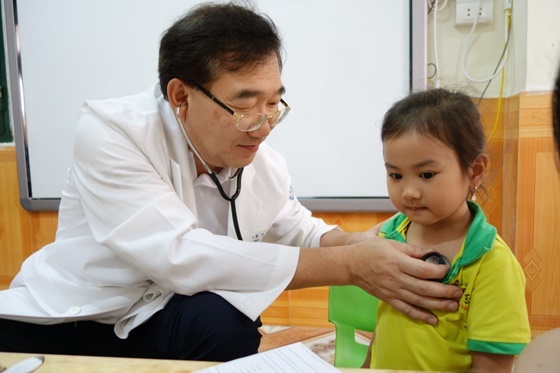 NSP통신-인하대병원 의료진이 지역 어린이의 건강검진을 하고 있는 모습.(사진=포스코건설 제공)