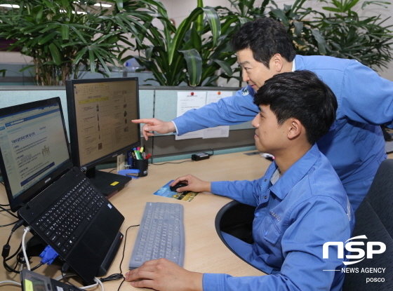 NSP통신-포항제철소 직원들이 나눔의 실천 온라인 경매에 올라온 품목과 내용을 살펴보고 있다. (포항제철소)