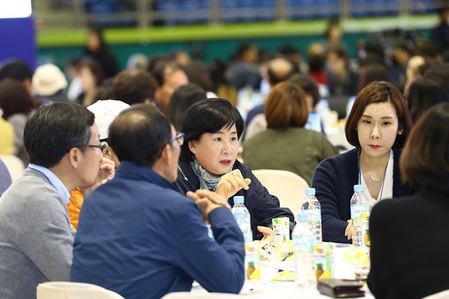 NSP통신-광명시 500인 원탁토론회에 참석한 시민들이 열띤 토론을 하고 있다. (광명시)