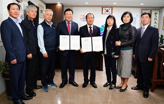 NSP통신-▲홍성군이 지난 10일 한국공인중개사협회 홍성군지회와 업무협약을 체결했다. (홍성군)