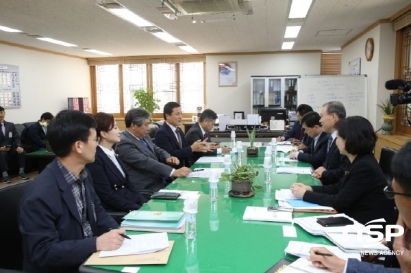 NSP통신-이용재 전남도의장이 11일 서울정부청사를 찾아 대통령소속 자치분권위원회 정순관 위원장과 간담회를 가지고 있다. (사진 = 전남도의회)