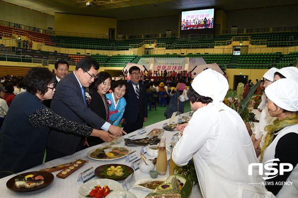 NSP통신-주낙영 경주시장이 11일 제14회 경주시생활개선회 한마음대회에 참석해 쌀로 만든 요리를 살펴보고 있다. (경주시)