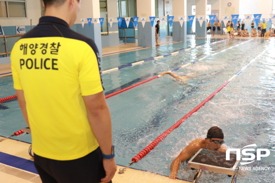 NSP통신-응시생들이 50m 수영 체력검사를 하고 있다. (동해지방해양경찰청)