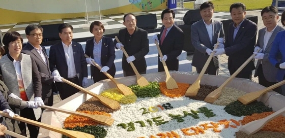 NSP통신-13일 안혜영 경기도부의장(왼쪽 네번째)이 안양평촌중앙공원에서 열린 2018 경기도 농산물 직거래 대잔치 개장식에 참석했다. (안혜영 부의장실)