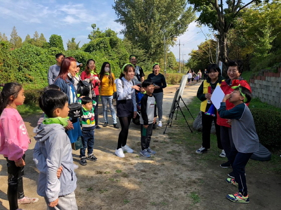 NSP통신-14일 당정근린공원 일대서 2018 외국인주민축제가 열려 외국인주민들이 체험행사에 참여하고 있다. (군포시)