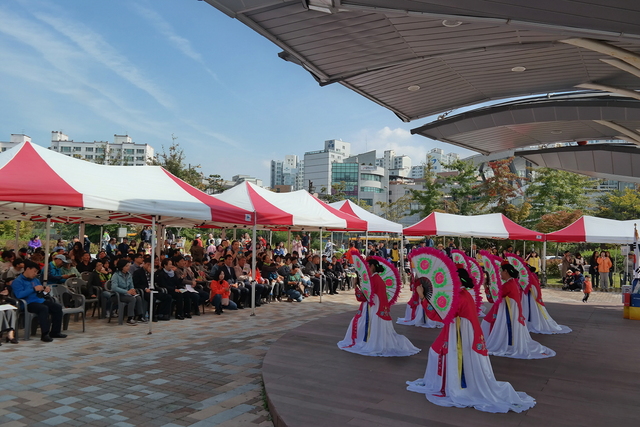 NSP통신-14일 당정근린공원 일대서 열린 2018 외국인주민축제에서 축하공연이 진행되고 있다. (군포시)