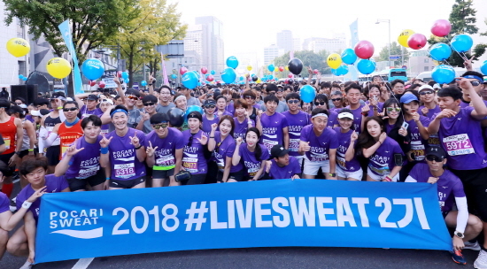 NSP통신-출발선에 단체 촬영하는 라이브스웨트 (동아오츠카 제공)