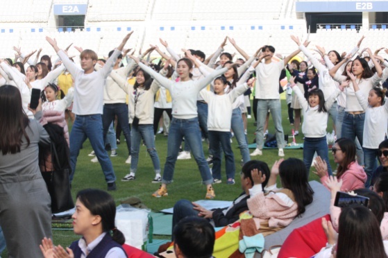 NSP통신-용인시 태교 축제 중 출산장려플래시몹 체험 행사 모습. (용인시)