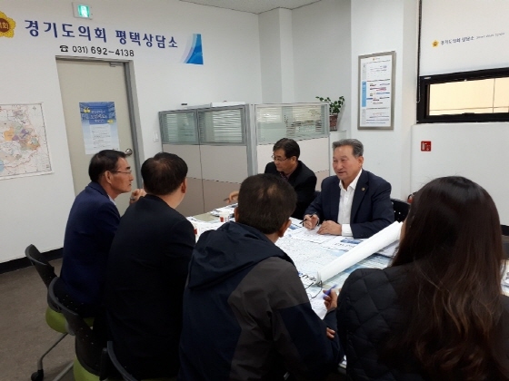 NSP통신-12일 경기도 평택상담소에서 오명근 경기도의원이 경기도청 건설국 하천과, 평택시청 건설하천과 관계자와 평택시 지방하천 개수 관련 간담회를 갖고 있다. (경기도의회)