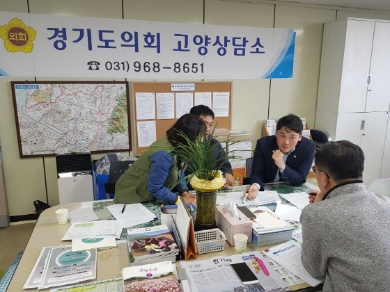 NSP통신-12일 신정현 경기도의원이 경기도 통일기반조성담당관 통일교육팀과 통일교육활성화조례 개정을 추진하기 위한 면담을 갖고 있다. (경기도의회)