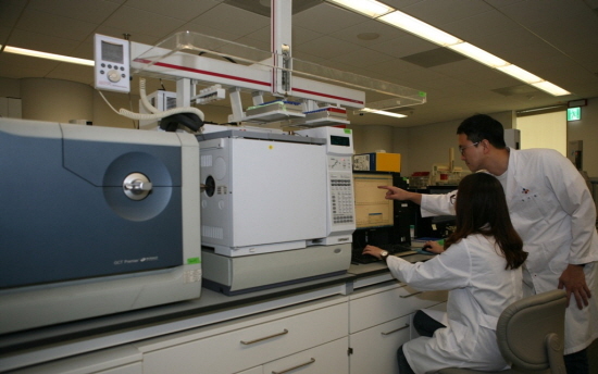 NSP통신-BIO기술연구소 연구원들이 바이오 소재에 대한 시험 및 분석활동을 진행하고 있다 (CJ제일제당 제공)