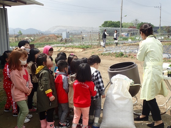 NSP통신-시흥시 어린이급식관리지원센터가 어린이들을 대상으로 퇴비화통을 이용한 음식물쓰레기 재활용 교육을 실시하고 있다.