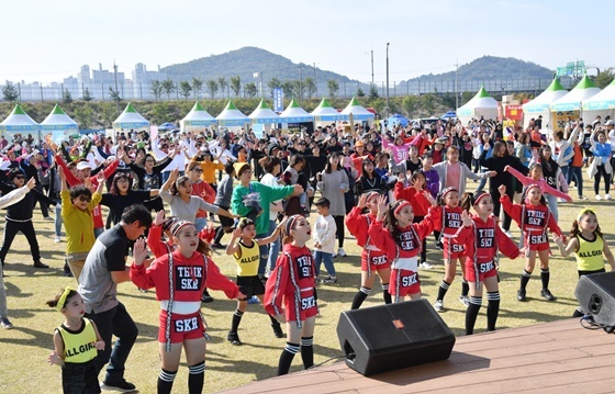 NSP통신-14일 시흥시가 갯골생태공원에서 개최한 제13회 늠내건강축제를 즐기고 있는 시민들의 모습. (시흥시)