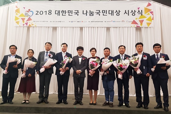 NSP통신-2018 대한민국 나눔국민대상 수상자들이 기념촬영을 하고 있다. (HF 제공)