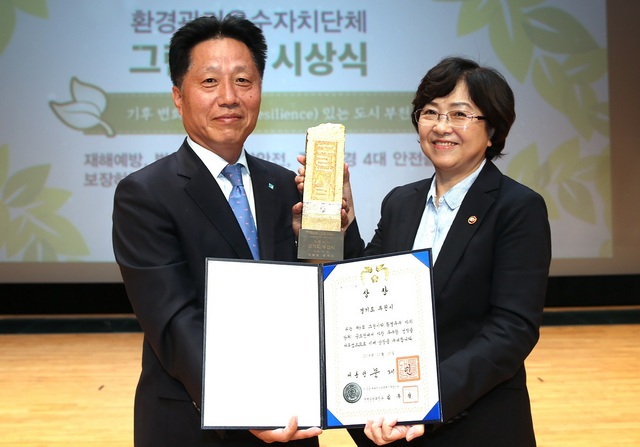 NSP통신-장덕천 부천시장(왼쪽) 김은경 환경부장관이 기념사진을 촬영하고 있다. (부천시)