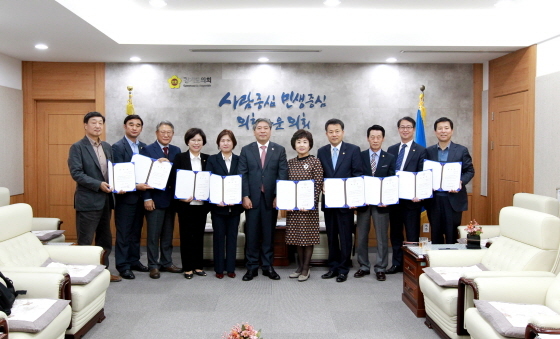 NSP통신-16일 송한준 경기도의장(중앙)이 경기도의회 입법정책위원회 위원들에게 위촉장 수여 후 기념촬영을 하고 있다. (경기도의회)