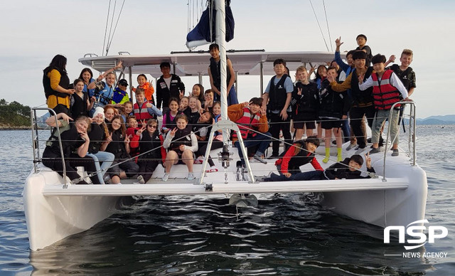 NSP통신-여수를 방문한 호주 힐즈초교 학생들과 웅천초교 학생들이 이순신마리나에서 요트를 타고 여수 앞바다를 둘러보는 체험을 했다. (웅천초교)