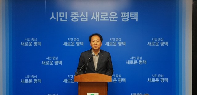 NSP통신-18일 평택시청 브리핑실에서 변신철 산업환경국장이 함께하는 클린 평택 추진방향을 브리핑하고 있다. (평택시)